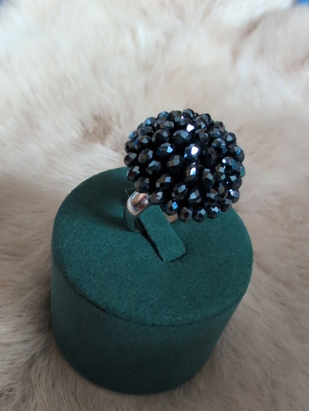 EUC Crystal Cluster Dome Ring In Navy Black